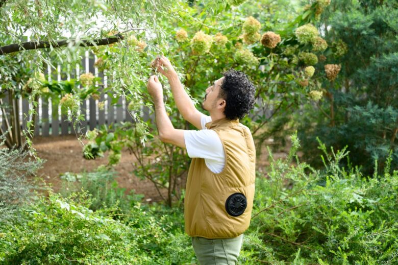 ファン付き作業着で作業する人　