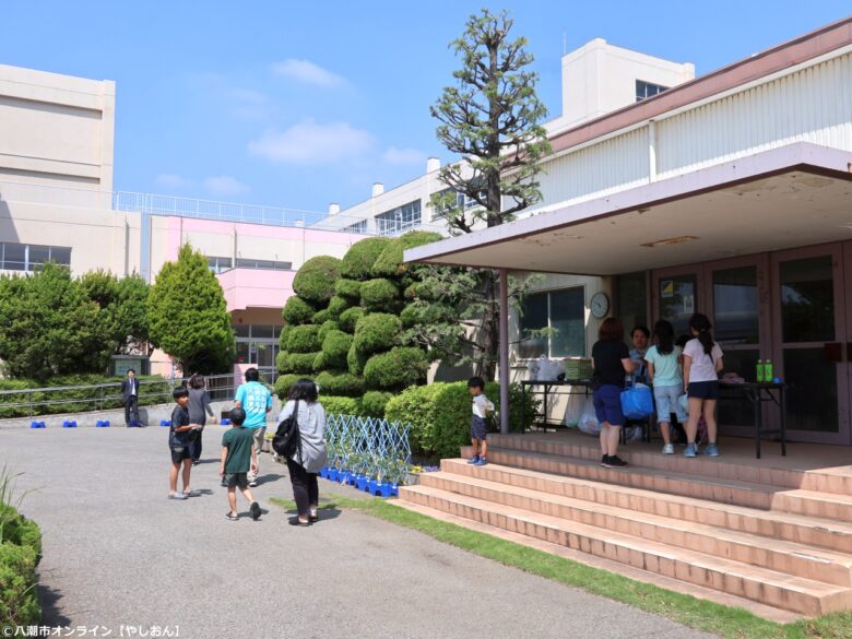 泥んこになって学ぶ“食”の大切さ　第11回「八潮ふるさと体験教室」田植え体験を開催