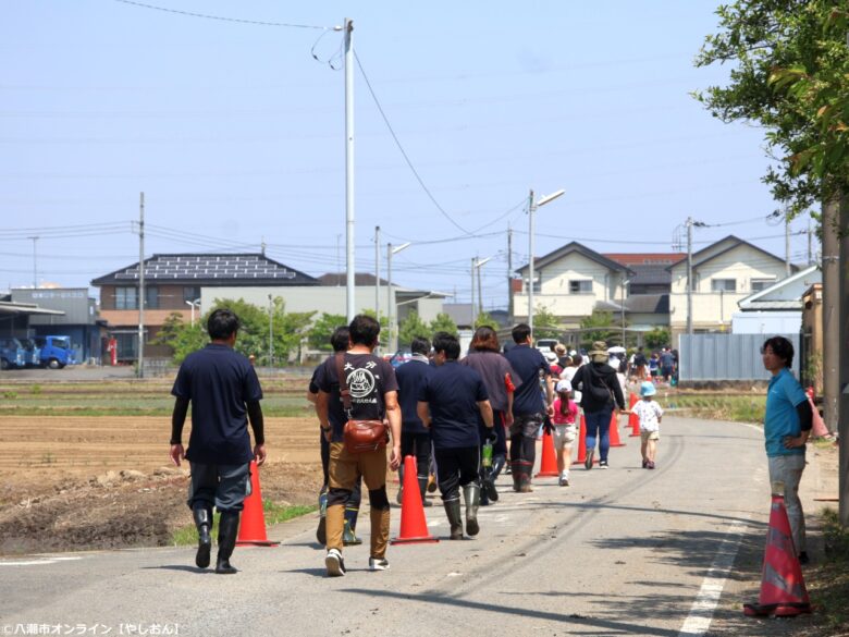 泥んこになって学ぶ“食”の大切さ　第11回「八潮ふるさと体験教室」田植え体験を開催