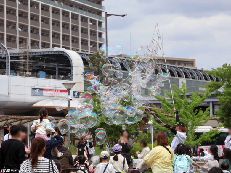 八潮駅前公園で「八々の庭」開催レポート　約50店舗が集う春の人気マルシェに多くの来場者