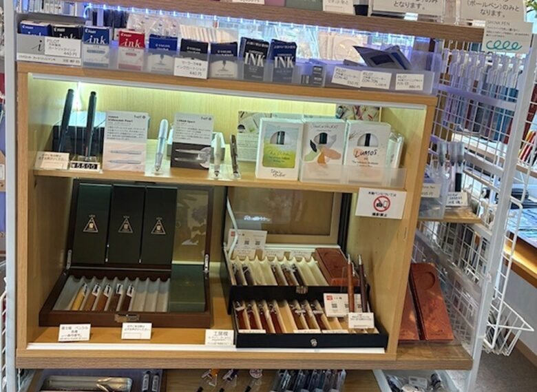 草加・獨協大学前に“こだわり文具店”誕生 「NINE PALETTE」がグランドオープン
