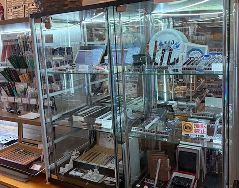 草加・獨協大学前に“こだわり文具店”誕生 「NINE PALETTE」がグランドオープン