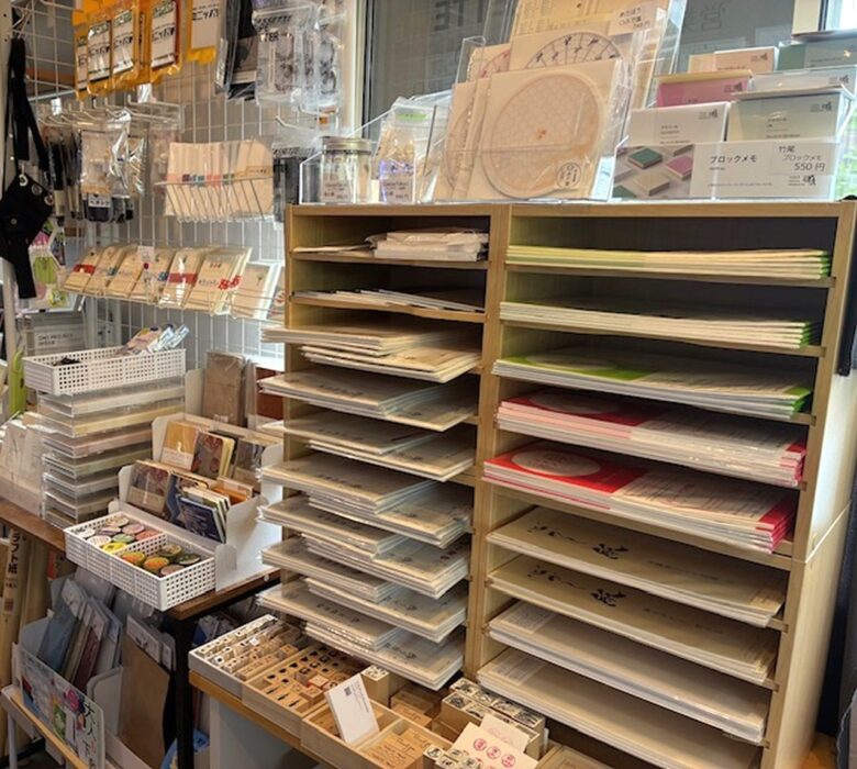 草加・獨協大学前に“こだわり文具店”誕生 「NINE PALETTE」がグランドオープン