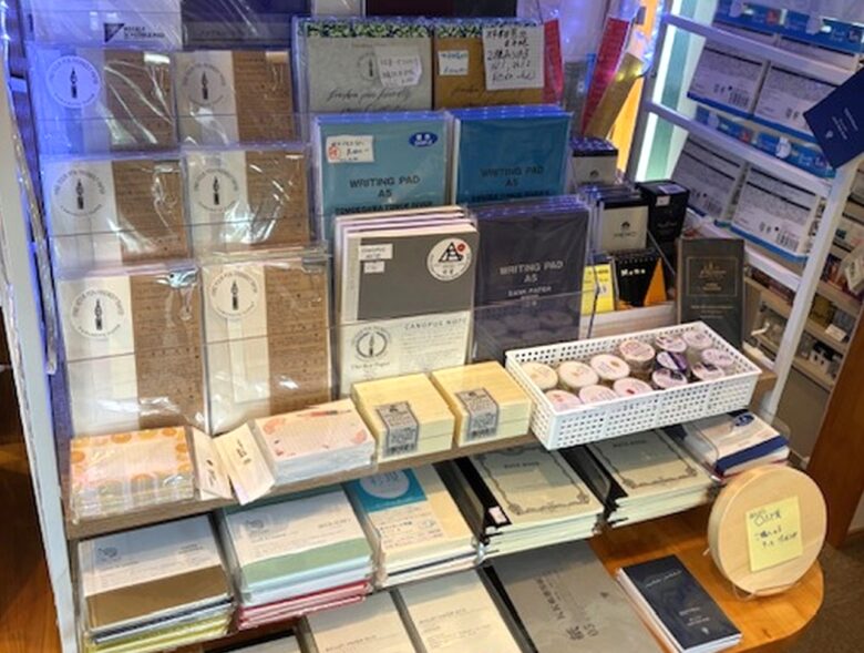 草加・獨協大学前に“こだわり文具店”誕生 「NINE PALETTE」がグランドオープン