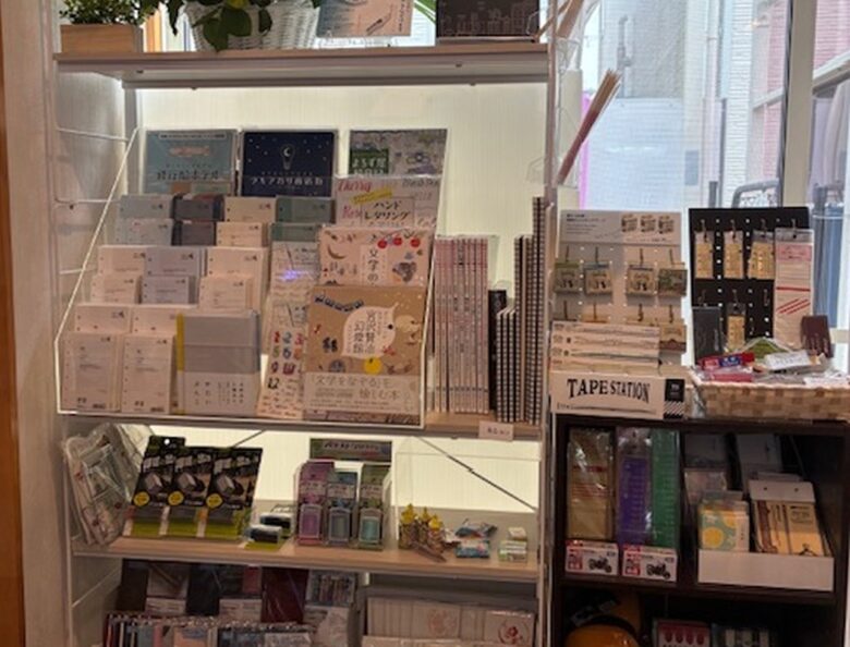 草加・獨協大学前に“こだわり文具店”誕生 「NINE PALETTE」がグランドオープン