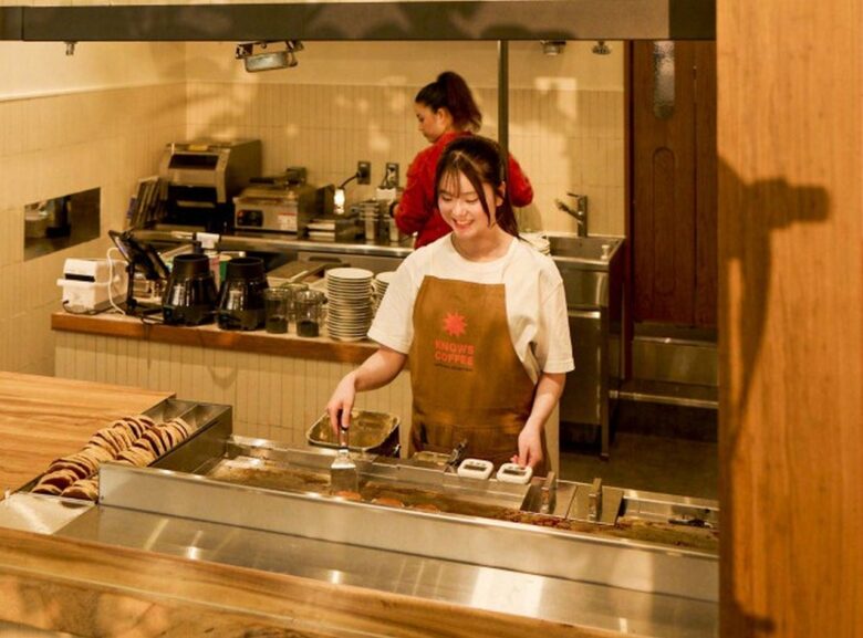 レイクタウンに“いちばん近いサンセット” 「KNOWS COFFEE」埼玉2号店が5月30日オープン