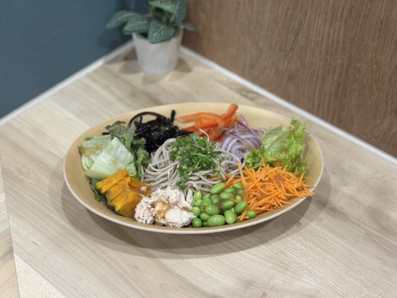 八潮駅直結「よつばcafe×タニタカフェ八潮」に期間限定“和風おろしソース”登場 人気のサラダ蕎麦もリニューアル