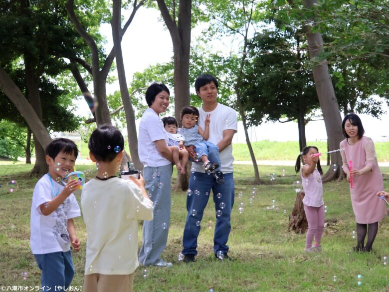 父の日の思い出を一枚に さら助産院主催の「父の日ファミリー撮影会」に笑顔が集結