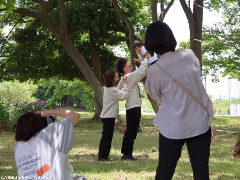 父の日の思い出を一枚に さら助産院主催の「父の日ファミリー撮影会」に笑顔が集結