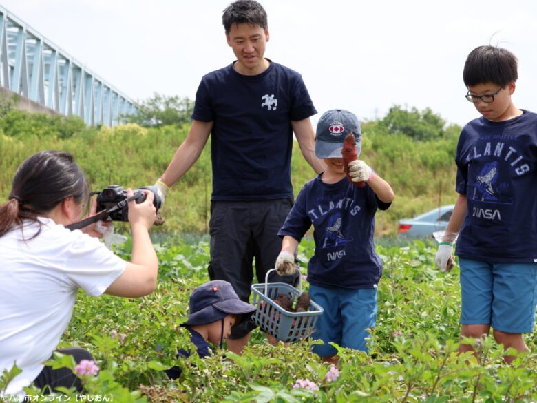 八潮市で話題の新体験「はたけ写真館」オープン じゃがいも収穫と家族写真を同時に楽しむ特別な一日