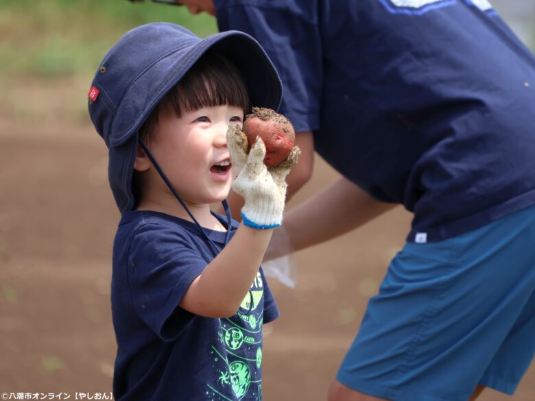 八潮市で話題の新体験「はたけ写真館」オープン じゃがいも収穫と家族写真を同時に楽しむ特別な一日