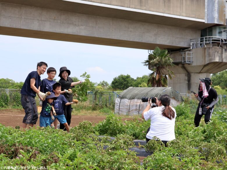 八潮市で話題の新体験「はたけ写真館」オープン じゃがいも収穫と家族写真を同時に楽しむ特別な一日