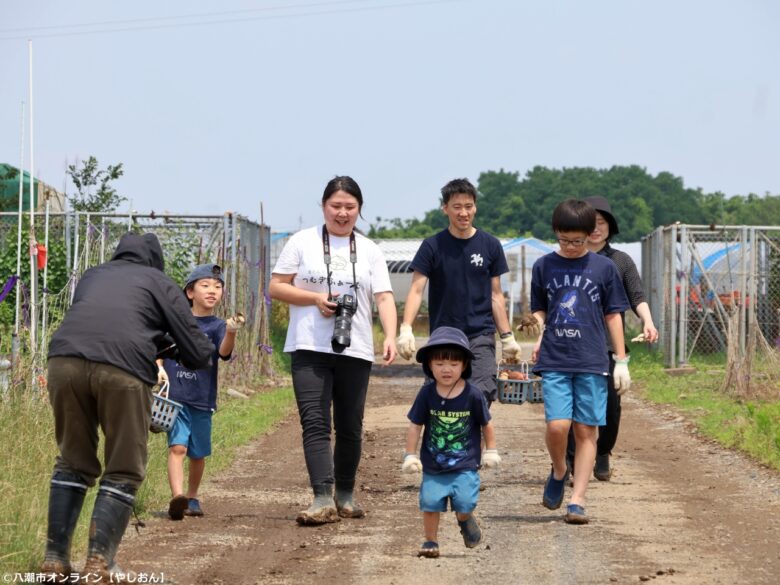 八潮市で話題の新体験「はたけ写真館」オープン じゃがいも収穫と家族写真を同時に楽しむ特別な一日