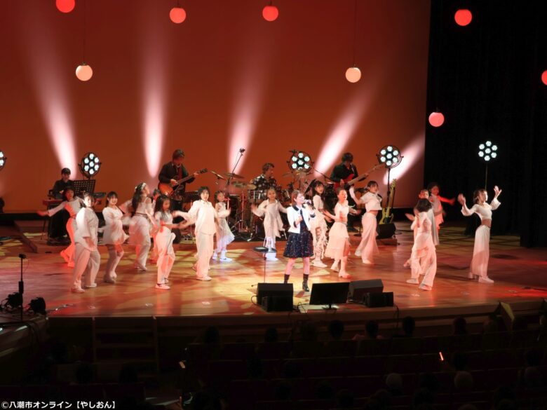 永江理奈さん初の全国ツアー先行公演「With!」 八潮メセナで昭和歌謡と地域の絆が響く感動ステージ