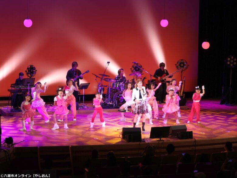 永江理奈さん初の全国ツアー先行公演「With!」 八潮メセナで昭和歌謡と地域の絆が響く感動ステージ
