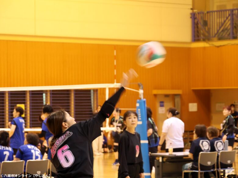 八潮市バレーボール大会開催　50年の歴史を刻む地域スポーツ、14チームが熱戦を展開