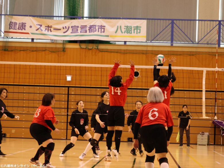 八潮市バレーボール大会開催　50年の歴史を刻む地域スポーツ、14チームが熱戦を展開