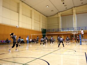 八潮市バレーボール大会開催　50年の歴史を刻む地域スポーツ、14チームが熱戦を展開