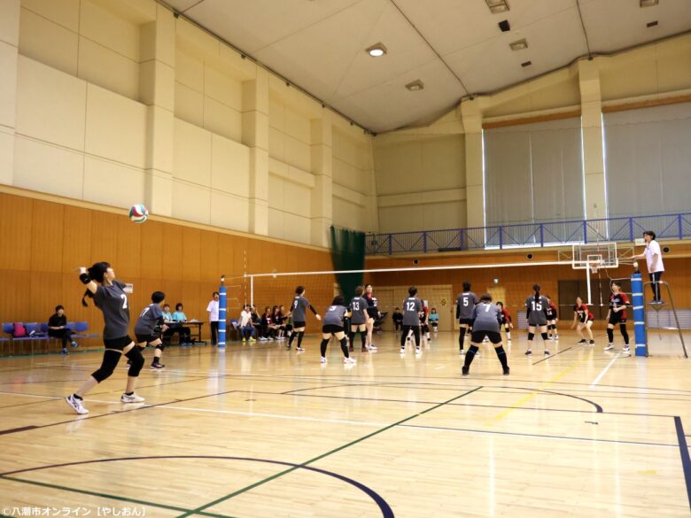 八潮市バレーボール大会開催　50年の歴史を刻む地域スポーツ、14チームが熱戦を展開