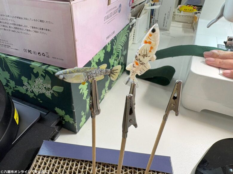 八潮市「はなもも」で生まれた、利用者さんと作る世界に一つだけのメダカキーホルダーを取材【レポート】