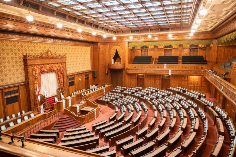 国会議事堂:重厚で厳かな参議院本会議場の内観風景
