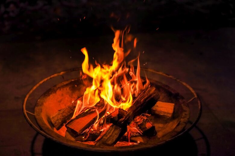 焚き火の夜　Quiet bonfire outdoors
