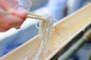 本物の竹で流しそうめん！三郷で「焚火テラス」開催　薪割りや焼き野菜も楽しめる夕暮れイベント