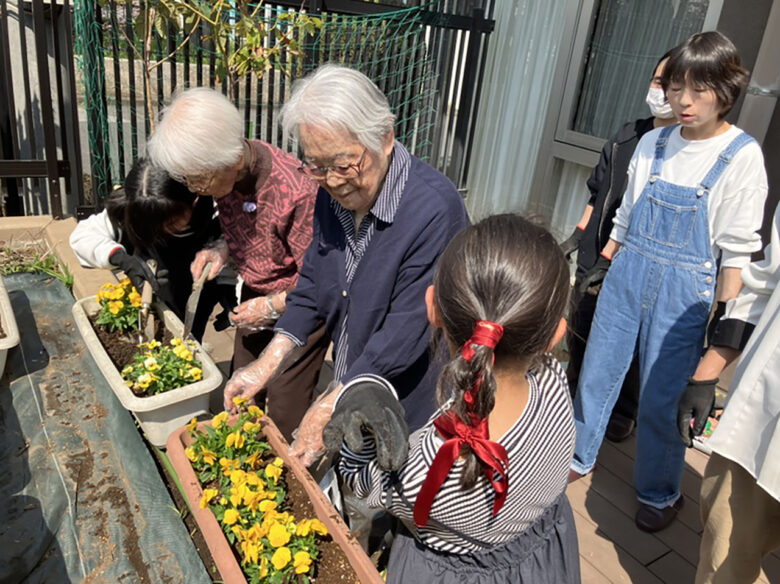 八潮市で夏休みの思い出づくりに♪ SOMPOケア ラヴィーレ八潮で「型抜きアートうちわ作り体験会」開催