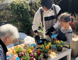 八潮市で夏休みの思い出づくりに♪ SOMPOケア ラヴィーレ八潮で「型抜きアートうちわ作り体験会」開催