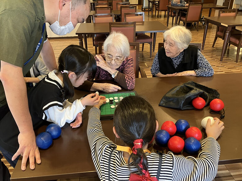 八潮市で夏休みの思い出づくりに♪ SOMPOケア ラヴィーレ八潮で「型抜きアートうちわ作り体験会」開催