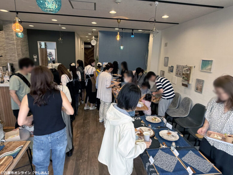 八潮市中央「cafe OneRose」のテイスティングビュッフェをレポート 予約満席のにぎわいに