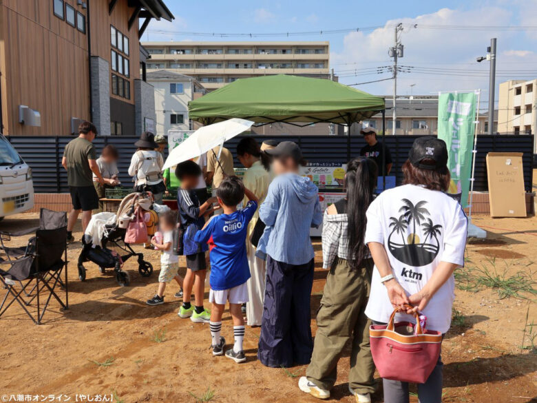 【八潮市】雨天中止を乗り越えリベンジ開催!「しゅん・あぐり」朝採れ野菜と枝豆詰め放題にぎわう
