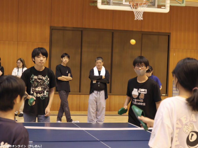 スリッパ片手に真剣勝負!八潮「スリッパ卓球大会」が2年ぶりに開催
