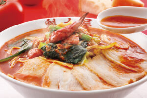 チーズが何度でもかけ放題！魁力屋「真夏のHOTトマト麺」が7月22日から期間限定で登場