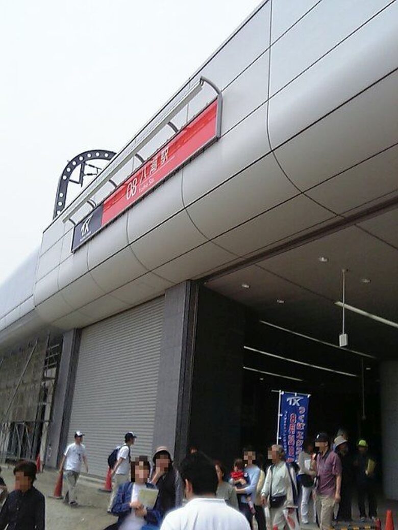 八潮駅　開通前の見学会の様子