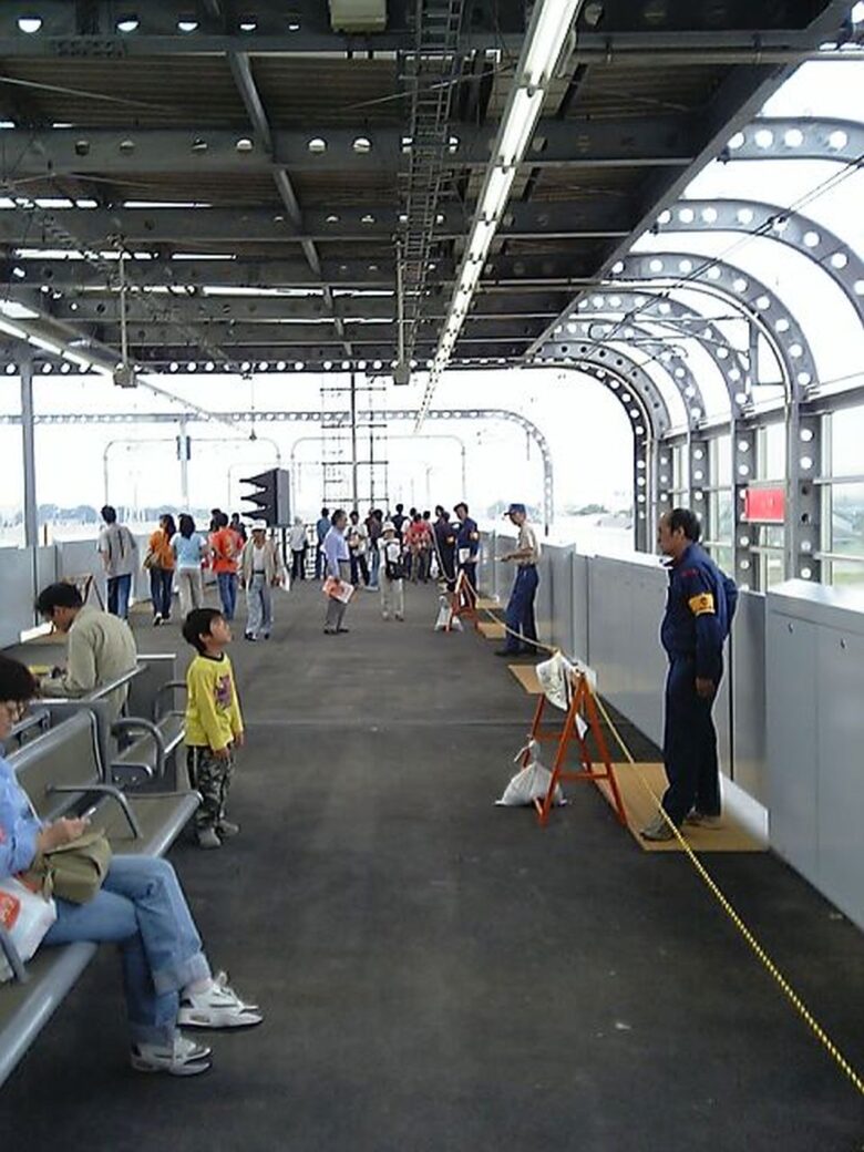 八潮駅　開通前の見学会の様子