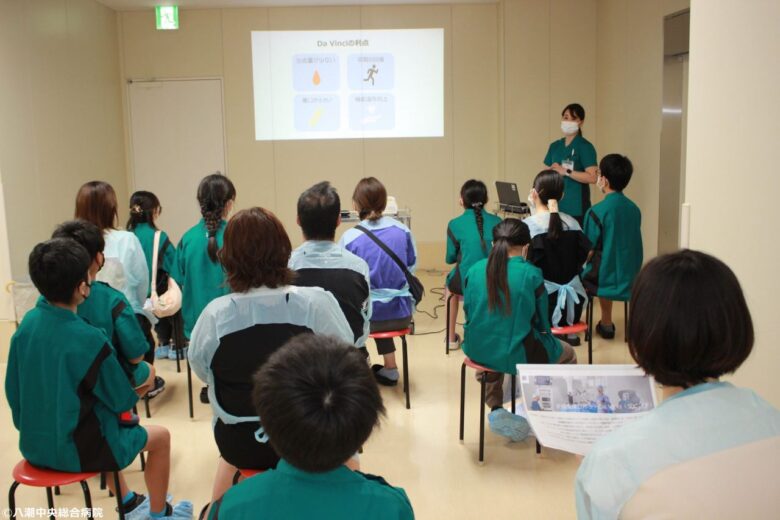 八潮中央総合病院で小学生が「ダヴィンチ」体験 応募57人、倍率4.75倍の人気企画