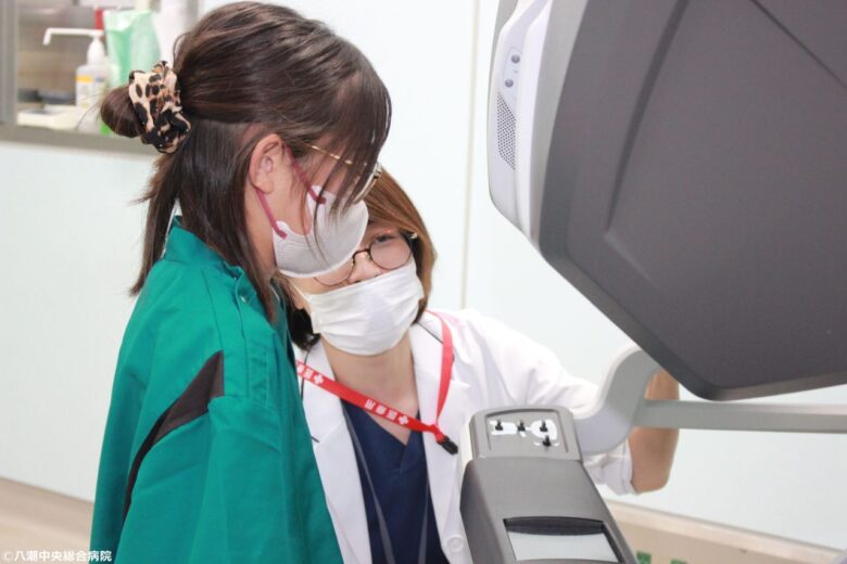 八潮中央総合病院で小学生が「ダヴィンチ」体験 応募57人、倍率4.75倍の人気企画