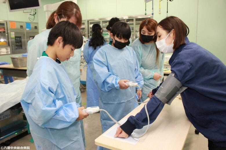 八潮中央総合病院で小学生が「ダヴィンチ」体験 応募57人、倍率4.75倍の人気企画