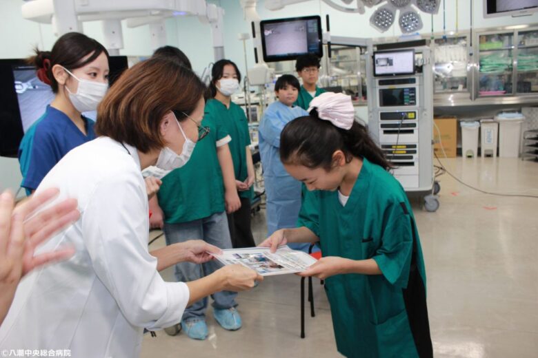 八潮中央総合病院で小学生が「ダヴィンチ」体験 応募57人、倍率4.75倍の人気企画