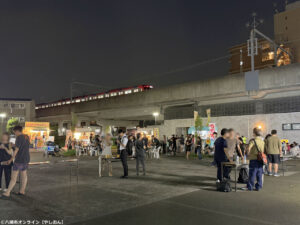 雨上がりの八潮駅前に笑顔と灯り「夜空のマルシェ’26」初日をレポート
