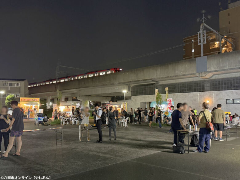 雨上がりの八潮駅前に笑顔と灯り「夜空のマルシェ’26」初日をレポート