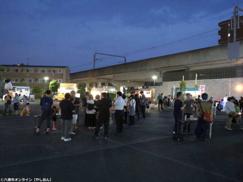 雨上がりの八潮駅前に笑顔と灯り「夜空のマルシェ’26」初日をレポート