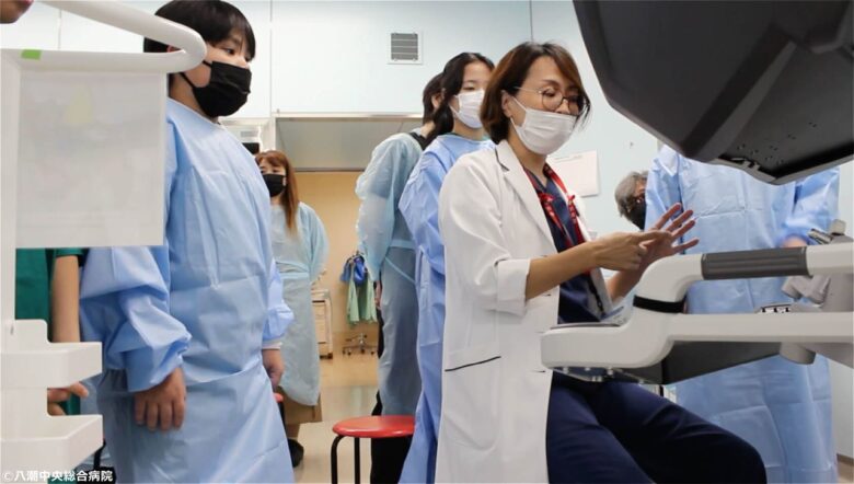 八潮中央総合病院で小学生が「ダヴィンチ」体験 応募57人、倍率4.75倍の人気企画
