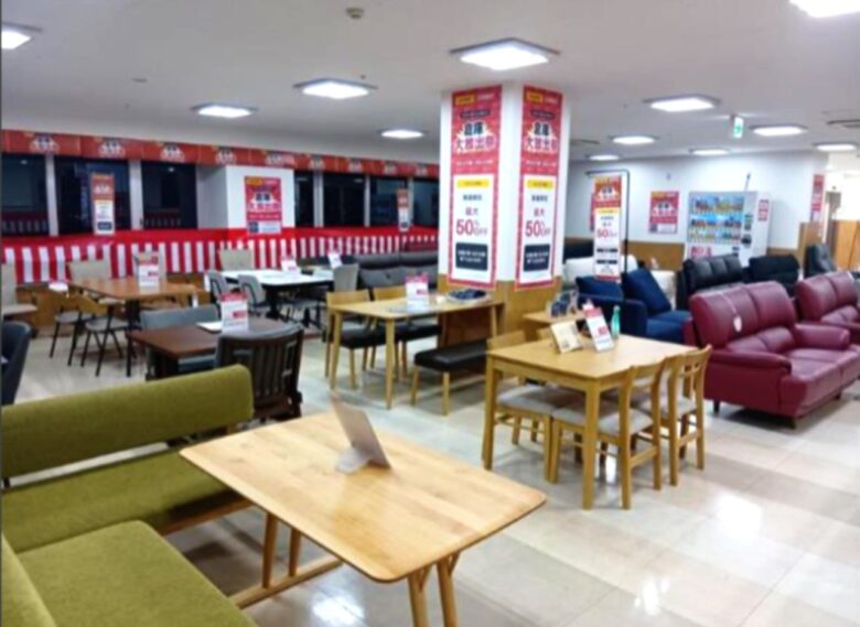 【草加】島忠「倉庫大放出祭」開催中！展示家具が最大50％オフ、8月16日まで