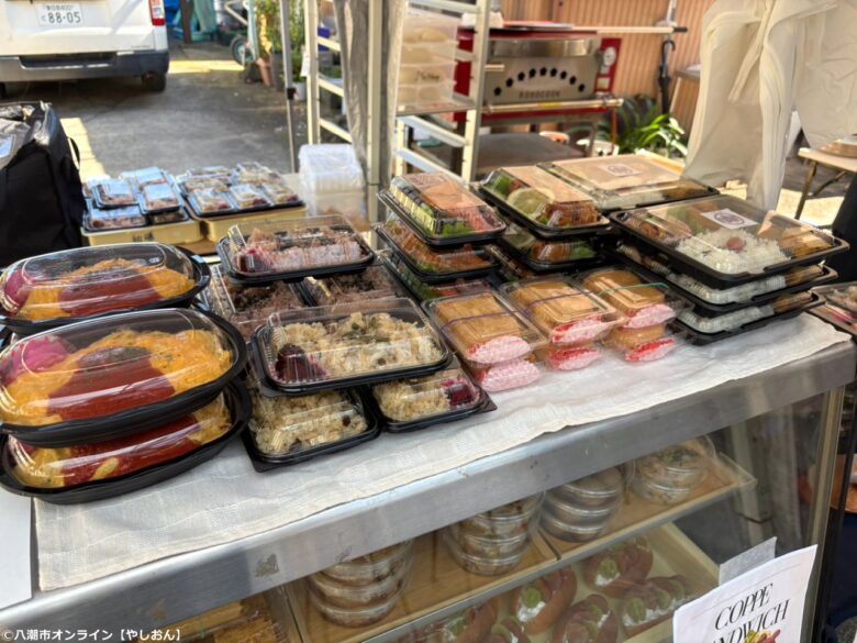 八潮市伊草で「紺膳」と「BluNavy」の自宅前販売!焼きたてピザと手作り弁当を満喫