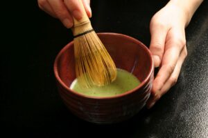 椅子に座って茶道を体験。八潮「りらーと八條」で11月17日に茶道教室を開催