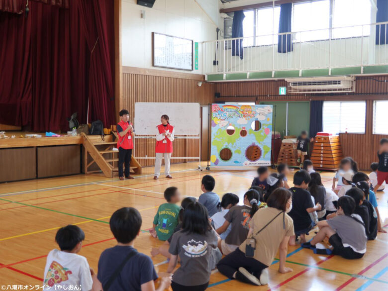 八條小学校で「八條ALOHA」開催!JALの紙飛行機教室とフラ体験を親子で楽しむ秋の一日