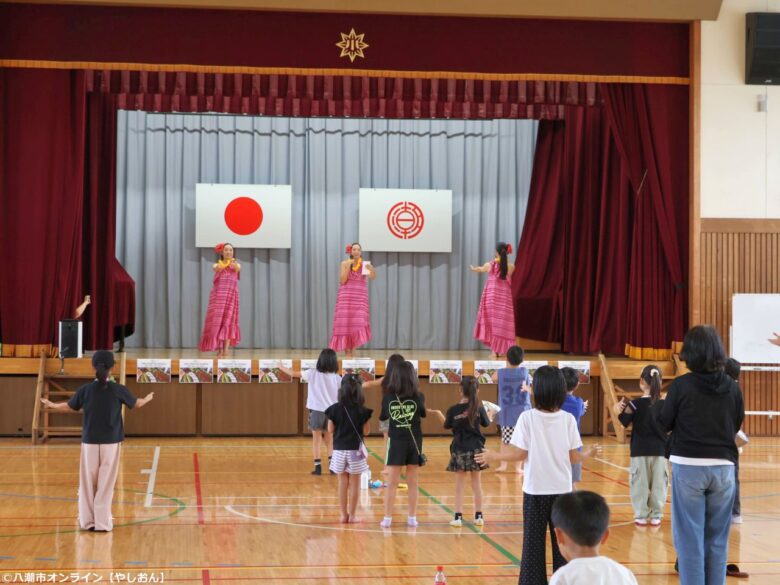 八條小学校で「八條ALOHA」開催！JALの紙飛行機教室とフラ体験を親子で楽しむ秋の一日