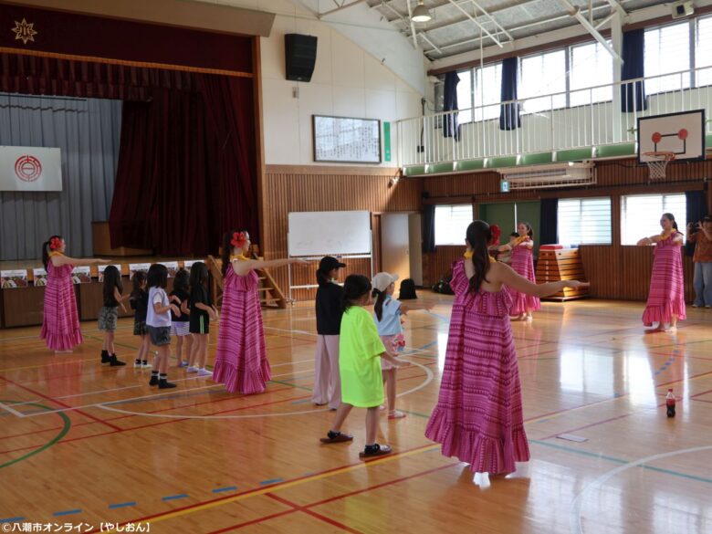 八條小学校で「八條ALOHA」開催！JALの紙飛行機教室とフラ体験を親子で楽しむ秋の一日